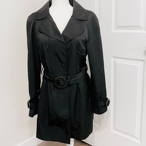 Platinum Utex Black raincoat size medium all buttons are inside the coat.